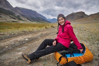 Dağlarda yürüyüş. Nehirler ve dağ gölleri, tepelerin ve tepelerin yaz manzarası. İnanılmaz bir yolculuk.
