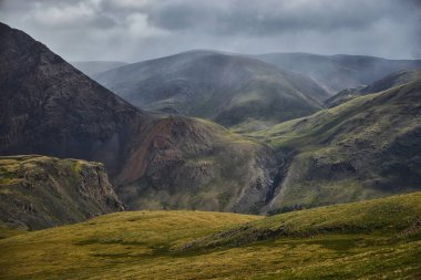 Dağlarda yürüyüş. Nehirler ve dağ gölleri, tepelerin ve tepelerin yaz manzarası. İnanılmaz bir yolculuk.