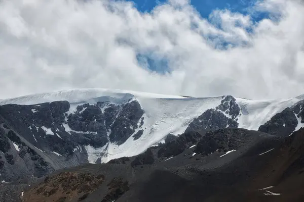 산에서 하이킹 능선과 봉우리의 놀라운 — 스톡 사진