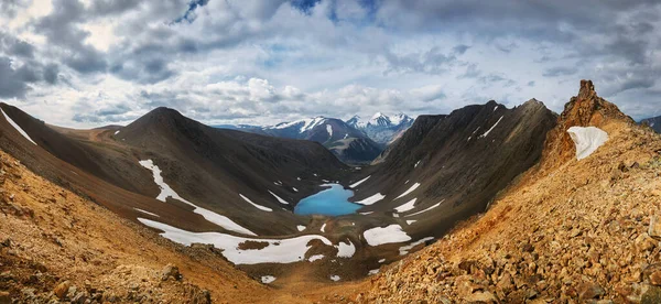 Πεζοπορία Στα Βουνά Ποτάμια Και Ορεινές Λίμνες Καλοκαιρινό Τοπίο Κορυφογραμμών — Φωτογραφία Αρχείου