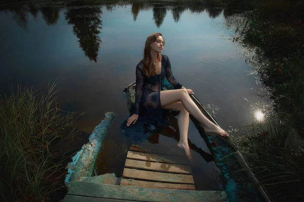 Hermosa Mujer Romántica Sentada Cerca Lago Estanque Mujer Mojada Ropa — Foto de Stock