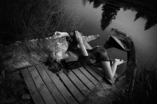 Όμορφη Ρομαντική Γυναίκα Κάθεται Κοντά Λίμνη Βρεγμένη Γυναίκα Εσώρουχά Της — Φωτογραφία Αρχείου