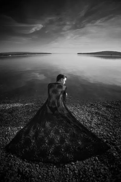 美丽而浪漫的女人坐在池塘湖边 日落时穿着内裤的湿婆沐浴在阳光下 自然美 — 图库照片