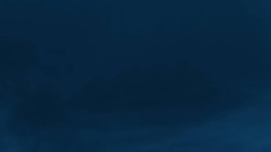 Koyu mavi arka planda ışıkta sigara içmek. 3d hazırlayıcı