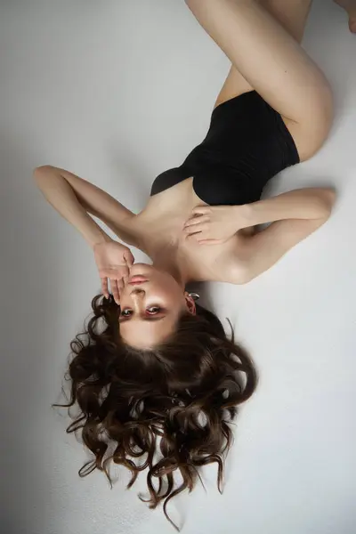 Mujer Sexy Tirada Suelo Traje Negro Retrato Estudio Cuerpo Perfecto — Foto de Stock