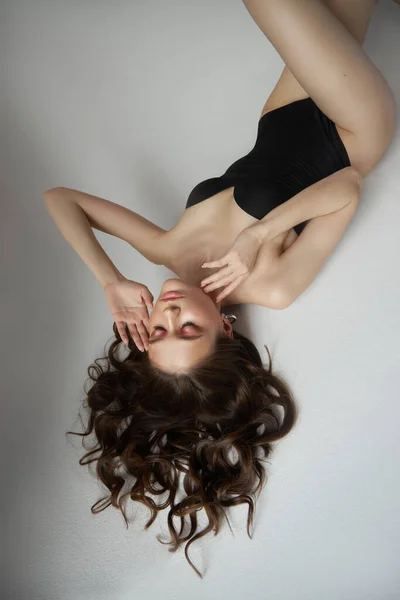 Donna Sexy Sdraiata Sul Pavimento Con Body Nero Ritratto Studio — Foto Stock