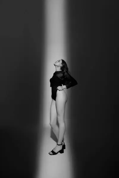 Женщина Красивыми Длинными Ногами Студии Белом Фоне Сексуальная Молодая Женщина — стоковое фото