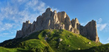 Panorama Büyük Thach dağ sırası. Kayalık tepeli yaz manzarası dağı. Rusya, Adygea Cumhuriyeti, Büyük Thach Doğa Parkı, Kafkasya