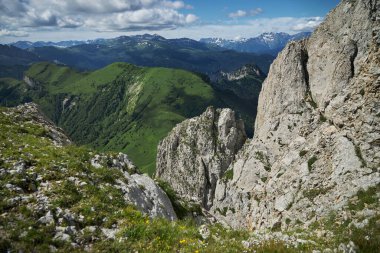 Büyük Thach dağ sırası. Kayalık tepeli yaz manzarası dağı. Rusya, Adygea Cumhuriyeti, Büyük Thach Doğa Parkı, Kafkasya