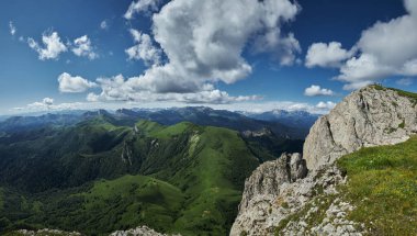 Panorama Büyük Thach dağ sırası. Kayalık tepeli yaz manzarası dağı. Rusya, Adygea Cumhuriyeti, Büyük Thach Doğa Parkı, Kafkasya