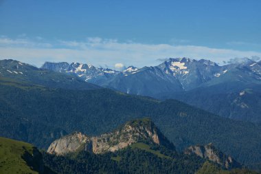 Büyük Thach dağ sırası. Kayalık tepeli yaz manzarası dağı. Rusya, Adygea Cumhuriyeti, Büyük Thach Doğa Parkı, Kafkasya