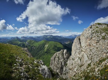 Büyük Thach dağ sırası. Kayalık tepeli yaz manzarası dağı. Rusya, Adygea Cumhuriyeti, Büyük Thach Doğa Parkı, Kafkasya