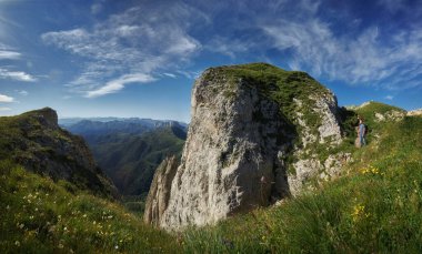 Panorama Büyük Thach dağ sırası. Kayalık tepeli yaz manzarası dağı. Rusya, Adygea Cumhuriyeti, Büyük Thach Doğa Parkı, Kafkasya