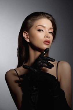 Siyah eldivenli moda kadını, portre. Uzun saçlı, güzel gözlü.