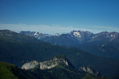 Büyük Thach dağ sırası. Kayalık tepeli yaz manzarası dağı. Rusya, Adygea Cumhuriyeti, Büyük Thach Doğa Parkı, Kafkasya