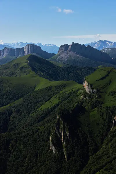 Big Thach Bergskedja Sommarlandskap Berg Med Stenig Topp Ryssland Republiken — Stockfoto