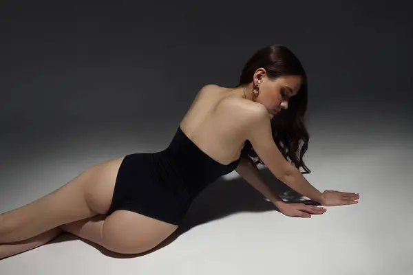 Die Schöne Junge Frau Schwarzen Body Sitzt Auf Dem Boden — Stockfoto