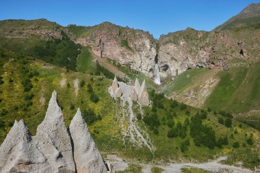 Jily-su yolu, Syltran-su dağ şelalesi, Elbrus, Kafkasya. Yazın nehirde eriyen dağ suları, fırtınalı bir dere.
