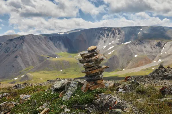 Altai Dağları boyunca seyahat, dağların yamaçlarından akan dağ tepelerinin, nehirlerin ve nehirlerin inanılmaz doğası. Altai Cumhuriyeti, Rusya