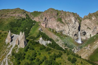 Jily-su yolu, Syltran-su dağ şelalesi, Elbrus, Kafkasya. Yazın nehirde eriyen dağ suları, fırtınalı bir dere.