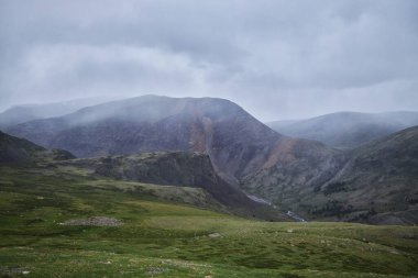 Altai dağlarındaki dağ vadisine doğru bir yolculuk. Dağ zirveleri, nehirler, göller ve buzullar. Rusya ve Moğolistan sınırı, inanılmaz bir manzara.