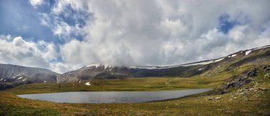 Altai dağlarındaki dağ vadisine doğru bir yolculuk. Dağ zirveleri, nehirler, göller ve buzullar. Rusya ve Moğolistan sınırı, inanılmaz bir manzara.