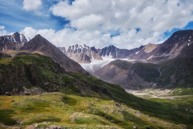 Altai dağlarındaki dağ vadisine doğru bir yolculuk. Dağ zirveleri, nehirler, göller ve buzullar. Rusya ve Moğolistan sınırı, inanılmaz bir manzara.