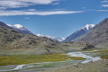 Altai dağlarındaki dağ vadisine doğru bir yolculuk. Dağ zirveleri, nehirler, göller ve buzullar. Rusya ve Moğolistan sınırı, inanılmaz bir manzara.