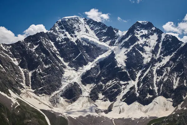 Majestic Snow Capped Mountains Deep Crevasses Glaciers Blue Sky Wispy — Stock Photo, Image