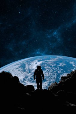 Astronot yabancı bir gezegenin yüzeyinde duruyor ve bir dizi yıldızın ardından Dünya 'ya bakıyor. 3d hazırlayıcı