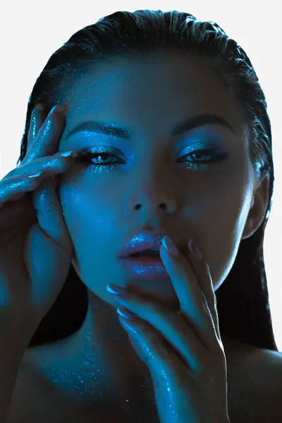 Mulher Banhada Luz Azul Toca Seu Rosto Criando Uma Aura Fotografias De Stock Royalty-Free