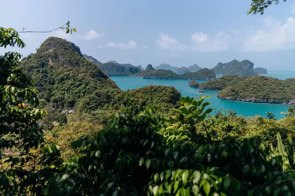 Titik Terang Mengungkapkan Sekelompok Pulau Subur Dikelilingi Oleh Perairan Azure Stok Lukisan  