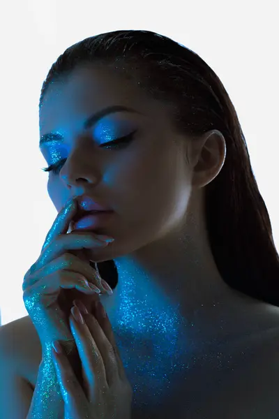 Mulher Beleza Rosto Iluminado Por Uma Luz Azul Brilhante Lançando Imagem De Stock
