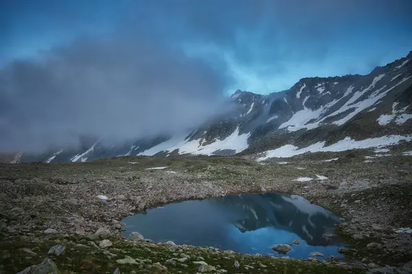 Lagoa Montanha Tranquilo Captura Luz Desvanecimento Crepúsculo Meio Terreno Alpino Imagem De Stock