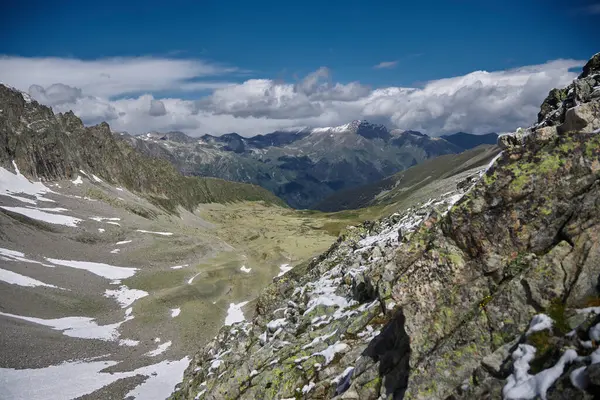 Panoramautsikt Över Klippiga Berg Vidsträckt Blå Himmel Snöfläckar Synliga Stockfoto