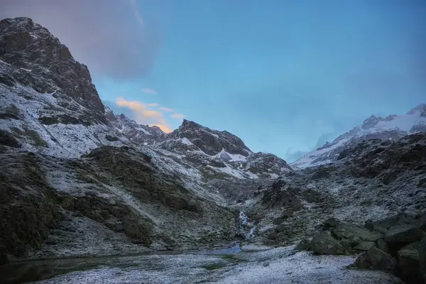 Salju Menutupi Gunung Dengan Sungai Yang Mengalir Atasnya Menciptakan Pemandangan Stok Lukisan  