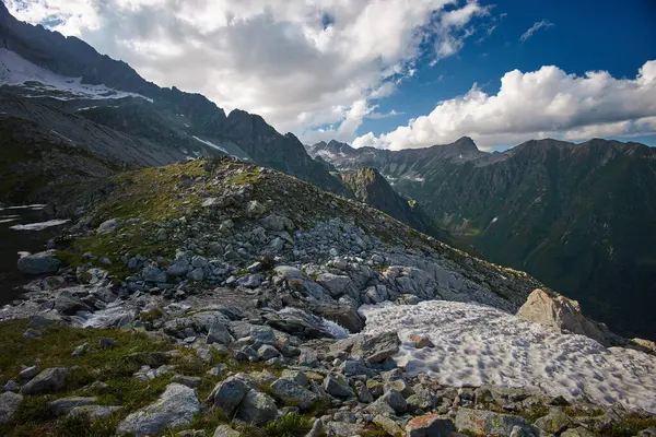 Solbelyst Bergslandskap Med Molnig Himmel Ovanför Och Rester Snö Förgrunden Stockfoto