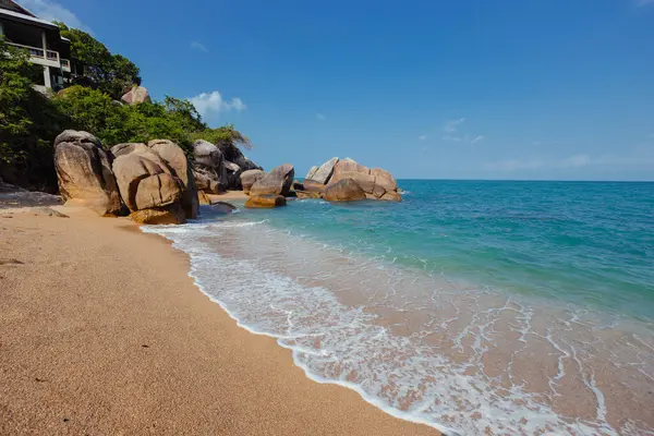 Pantai Sandy Dengan Beberapa Batu Besar Menonjol Dari Air Menciptakan Stok Foto Bebas Royalti