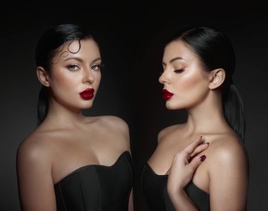 Çarpıcı görsel özellikleri olan koyu kırmızı dudakları ve parlak, parlak saç stili olan bir kadın, güzelliğini karanlık ve zarif bir ortamda sergiliyor. İki pozda kendine güveni vurgulanır..