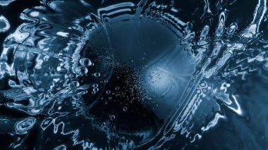 Baloncuklar berrak suda yükselir, karmaşık desenler ve yansımalar yaratır. Serin mavi tonlar ve nazik hareketler rahatlatıcı bir su altı atmosferini çağrıştırıyor. Rahatlamak için mükemmel. 3d hazırlayıcı