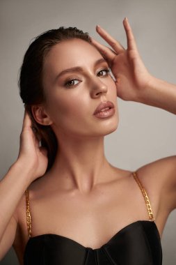 Manken zarif bir pozla saçlarına yerleştirilir, makyajını ve kıyafetlerini renklendirir..