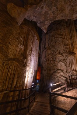 Ziyaretçiler, karmaşık sarkıtlar ve dikitler ile bezenmiş, yumuşak ışıklarla aydınlatılmış, derin yeraltı atmosferinin derinliklerinde mistik bir atmosfer yaratan çarpıcı mağara yapılarında geziniyorlar..