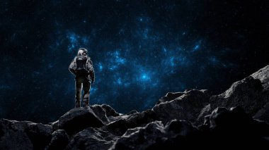 Astronot engebeli kayaların üzerinde duruyor, canlı yıldızlar ve kozmik bulutlarla dolu geniş evrene bakıyor, uzak bir görev sırasında uzay keşiflerinin harikalarını gösteriyor. 3d hazırlayıcı