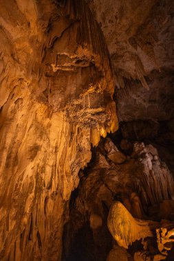 Sarkıtların ve dikitlerin karmaşık oluşumları bir mağarada aydınlatılır. Gün batımında sakin bir keşif anında doğanın güzelliğini gözler önüne sererler..