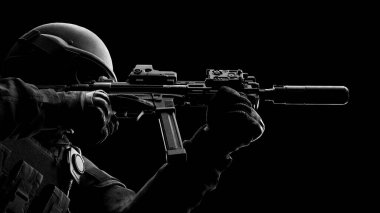 Silahlı kuvvetler mensubu, düşük ışık ayarında konumlanmış, bir silahı nişan almaya odaklanmış, taktiksel hazırlık ve hassasiyet sergiliyor. 3d hazırlayıcı