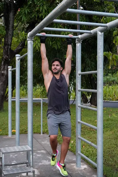 Bangkok 'un merkezindeki parkta tek başına çalışan bir adam.