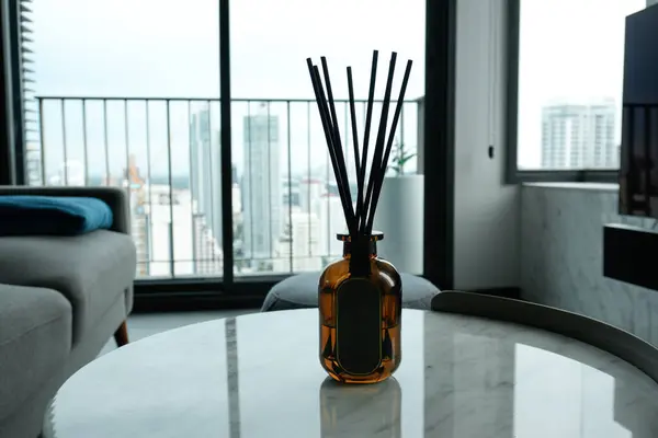 Boş etiketli mermer bir tabloda yağ dağıtıcı