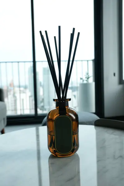 Boş etiketli mermer bir tabloda yağ dağıtıcı