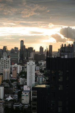 Güneşli bir günde, Sukhumvit bölgesinden gün batımında Bangkok ufuk çizgisinin manzarası, Tayland