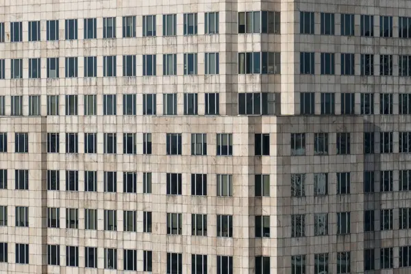 Simetrik pencereli beton binanın soyut arkaplanı, yatay görünümü